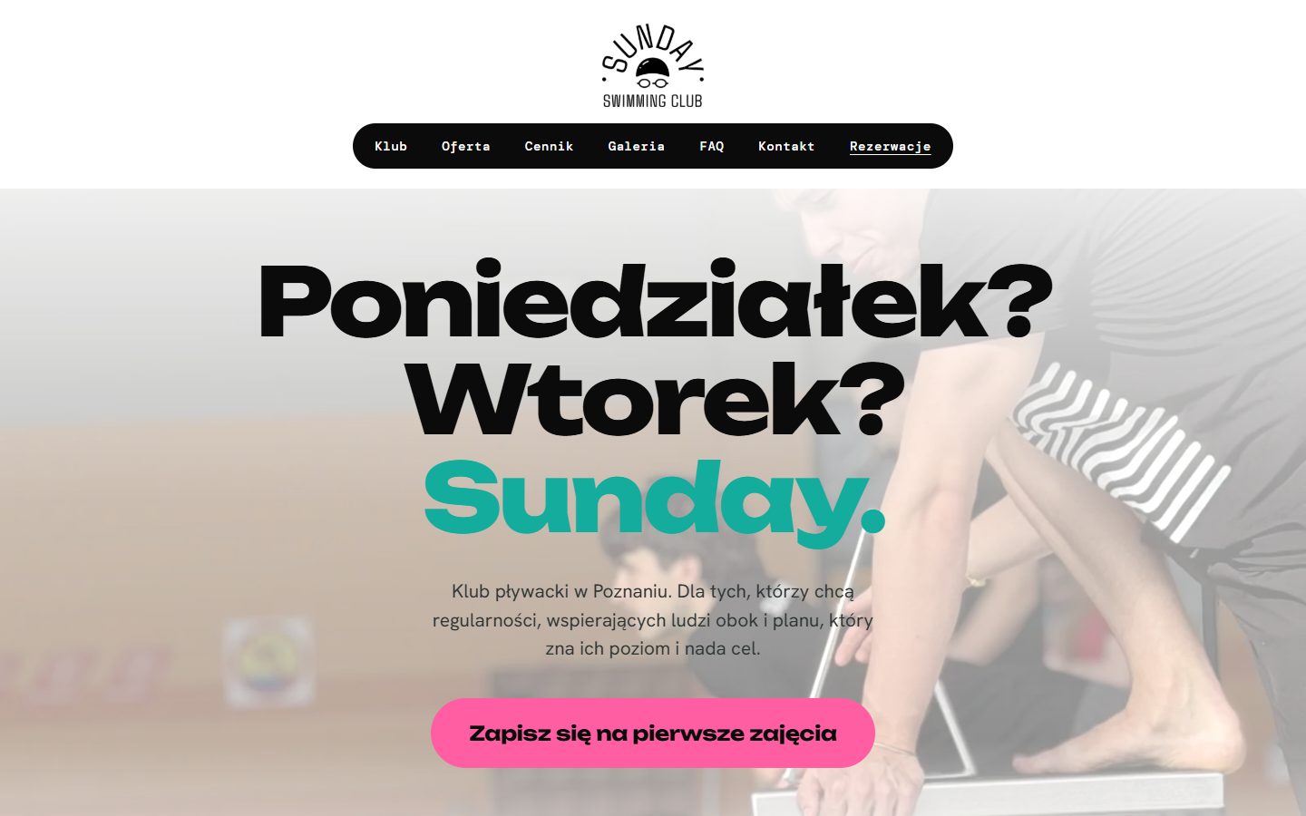 Strona sundayswimmingclub.pl: hasło „Poniedziałek? Wtorek? Sunday.” i zdjęcie z basenu